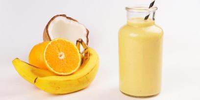 Smoothie à la noix de coco, à la banane et à l’orange